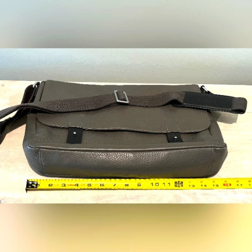 Rare Ecco Unisex Ely Grey Pebbled Leather Messenger Bag is Pristine